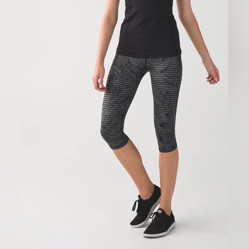 (L2) Lululemon Black And Gray Printed Short Leggings, Size 6